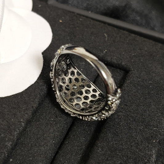 Vintage Black Gold Oval Ring With Sparkling Diamonds For Women